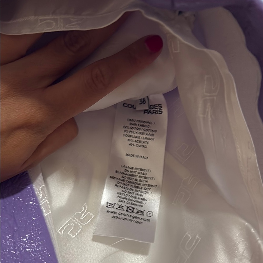 Courrèges
Re-edition logo-patch mini skirt in the back
Good condition, size 38 - Picture 4 of 4